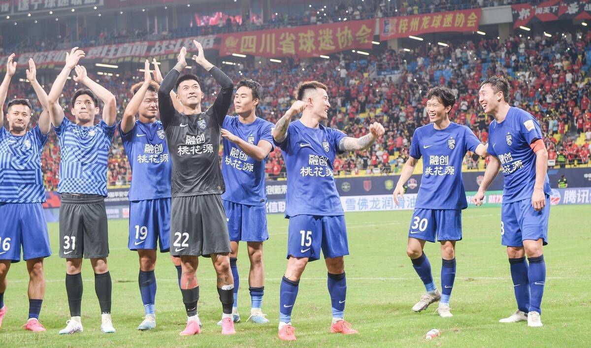 上半场，迪巴拉助攻卢卡库俯身冲顶破门，迪巴拉送外脚背助攻后伤退。